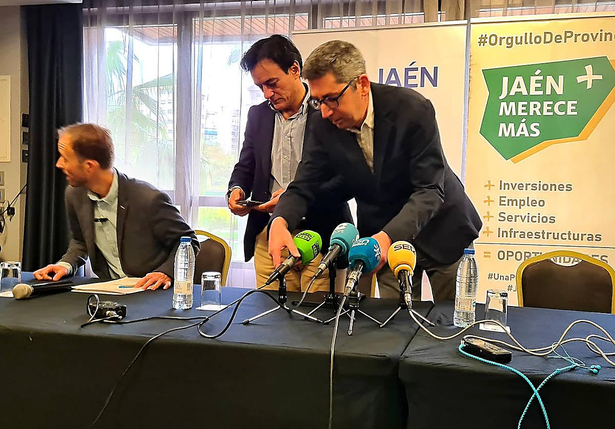 El presidente de JM+, a la derecha, con el alcalde y el presidente del PP.