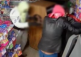 Detenidos dos hombres acusados del robo de vehículos y en gasolineras y un bar de Almería y Granada.