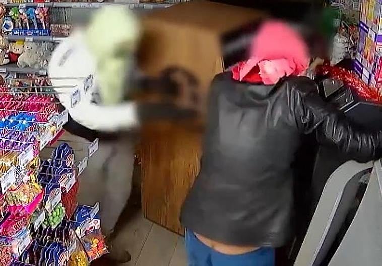 Detenidos dos hombres acusados del robo de vehículos y en gasolineras y un bar de Almería y Granada.