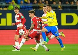 Villar y Neva observan una disputa de balón de Ricard Sánchez en el partido.