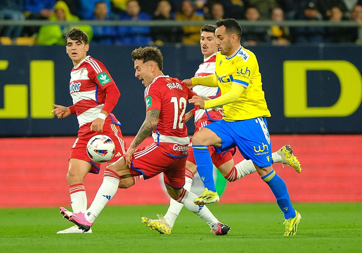 Villar y Neva observan una disputa de balón de Ricard Sánchez en el partido.