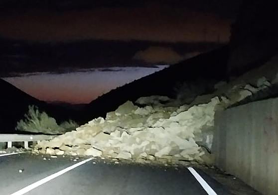 Desprendimiento en la GR-3200, en Güéjar Sierra.