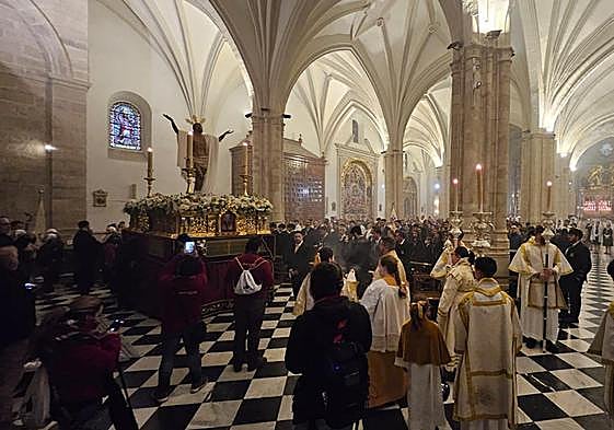 Interior de la Basílica Menor de San Ildefonso con la imagen de El Resucitado.
