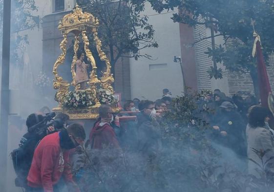 Más de 3.000 personas en la 'procesión de los petardos' del Niño Resucitado en Cúllar Vega