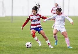 Laura Pérez controla la pelota en una acción de la primera parte.