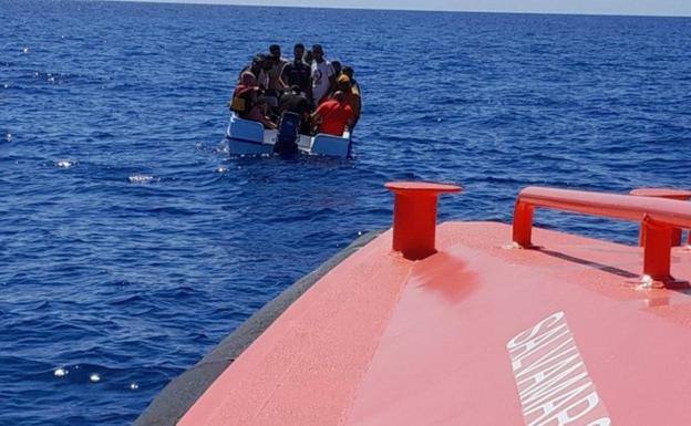 Rescate de una patera por Salvamento Marítimo.