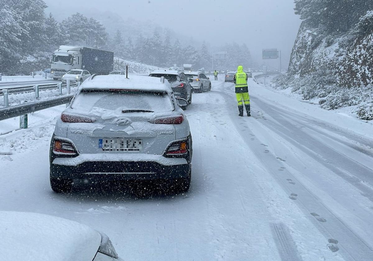 Imagen principal - Nieve en el Puerto de la Mora.