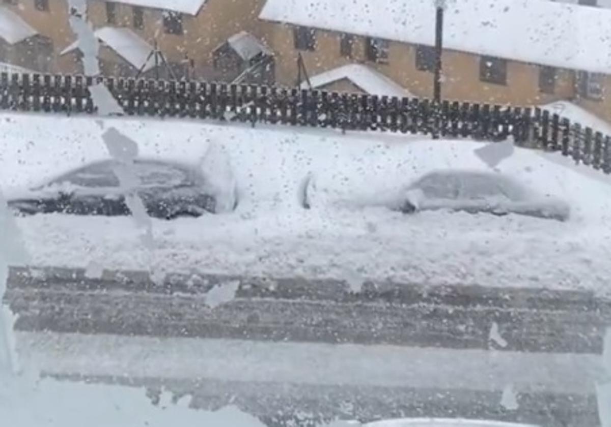 Coches enterrados en nieve en Sierra Nevada.