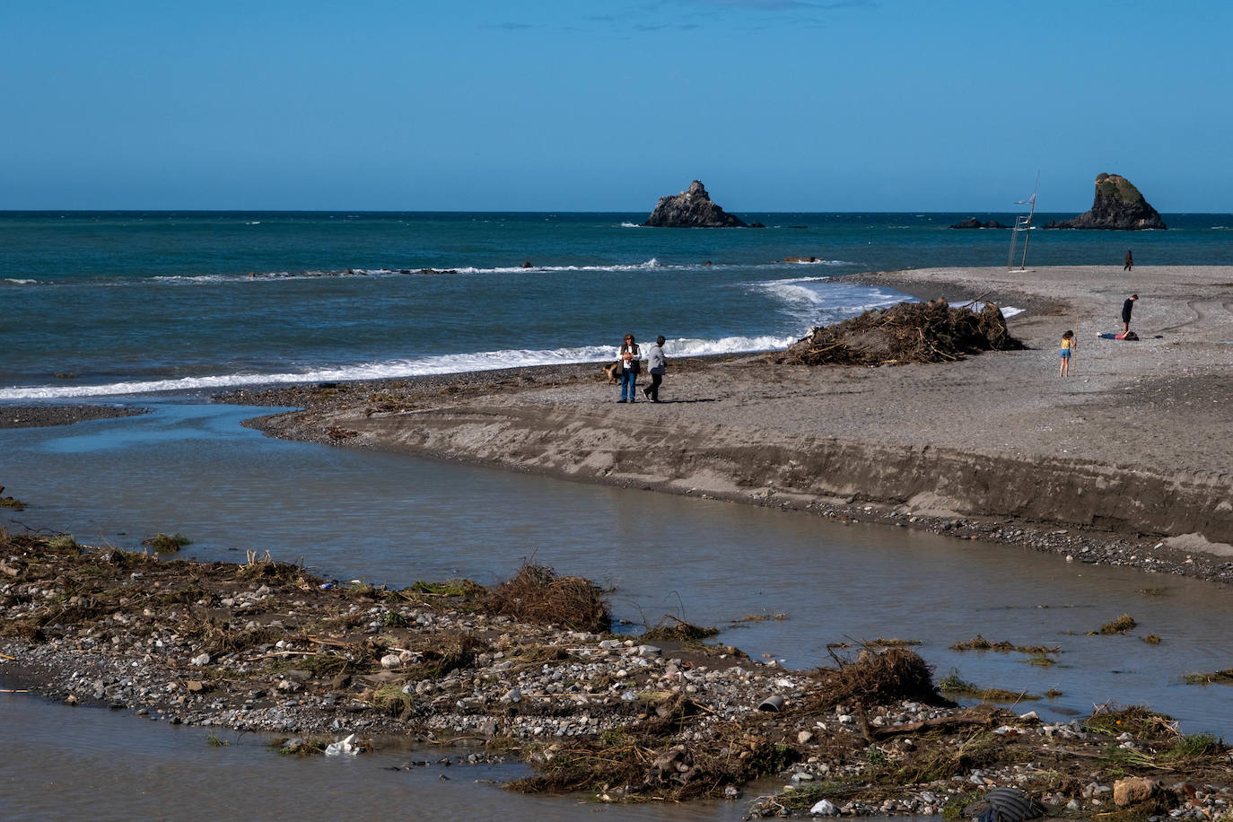 La desembocadura de Río Verde en Almuñécar sigue llevando agua superficial.