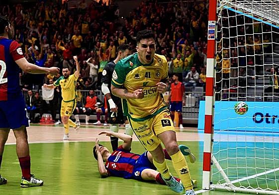 Mati Rosa celebra un tanto ante el Barça FS en el Olivo Arena.