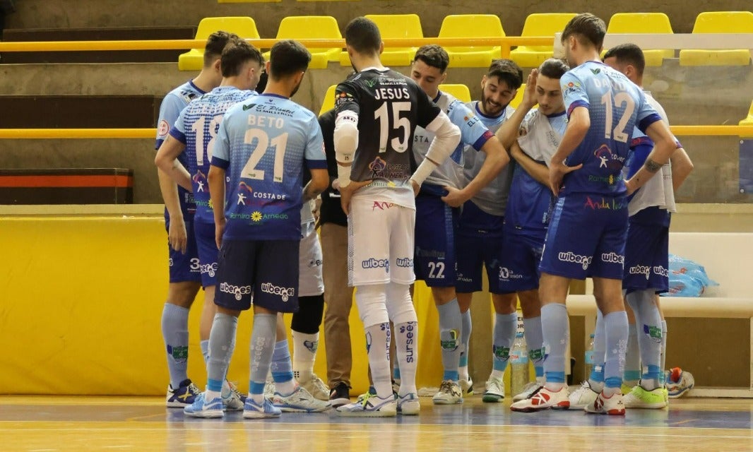 José Escrich da indicaciones en un tiempo muerto.