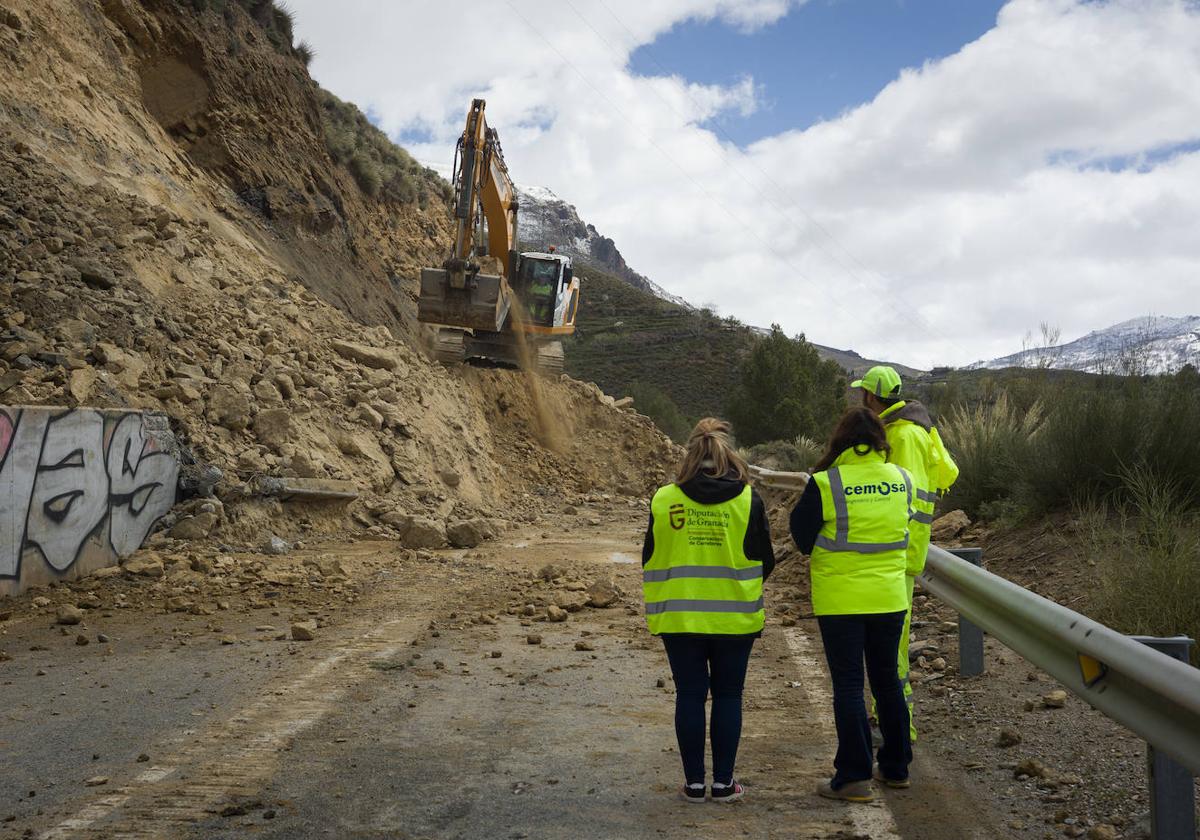 Los desprendimientos en la carretera de Güéjar Sierra, en imágenes