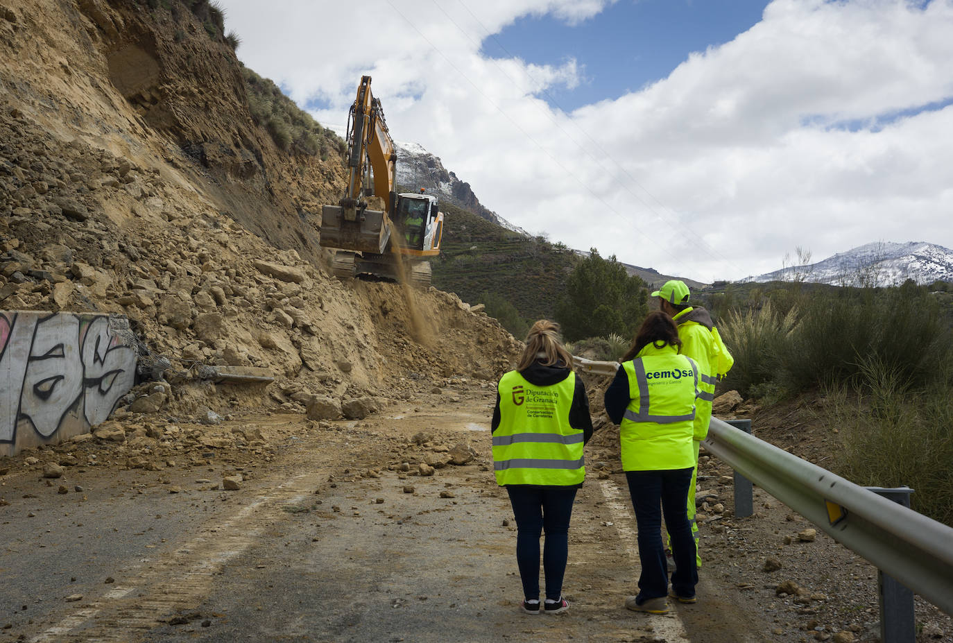 Los desprendimientos en la carretera de Güéjar Sierra, en imágenes