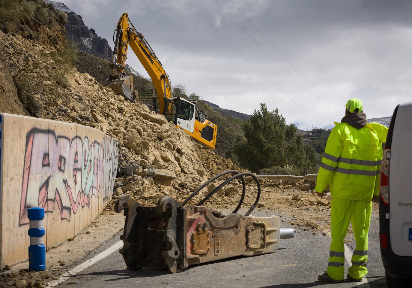 Los desprendimientos en la carretera de Güéjar Sierra, en imágenes