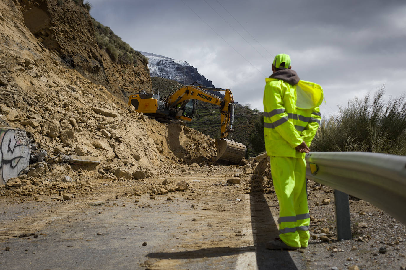 Los desprendimientos en la carretera de Güéjar Sierra, en imágenes