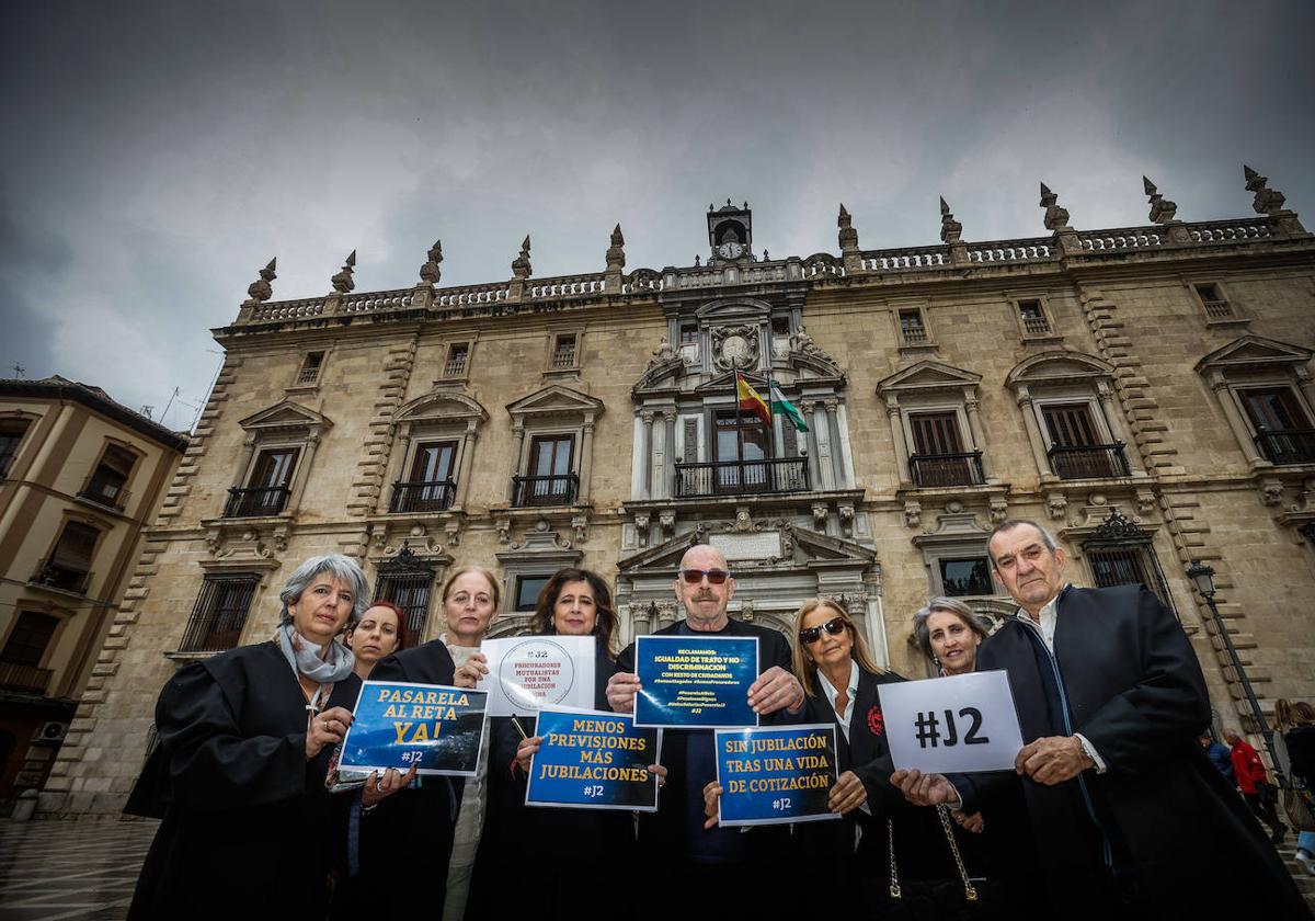 Abogados y procuradores de Granada protestan por sus pensiones frente a los juzgados de Plaza Nueva.