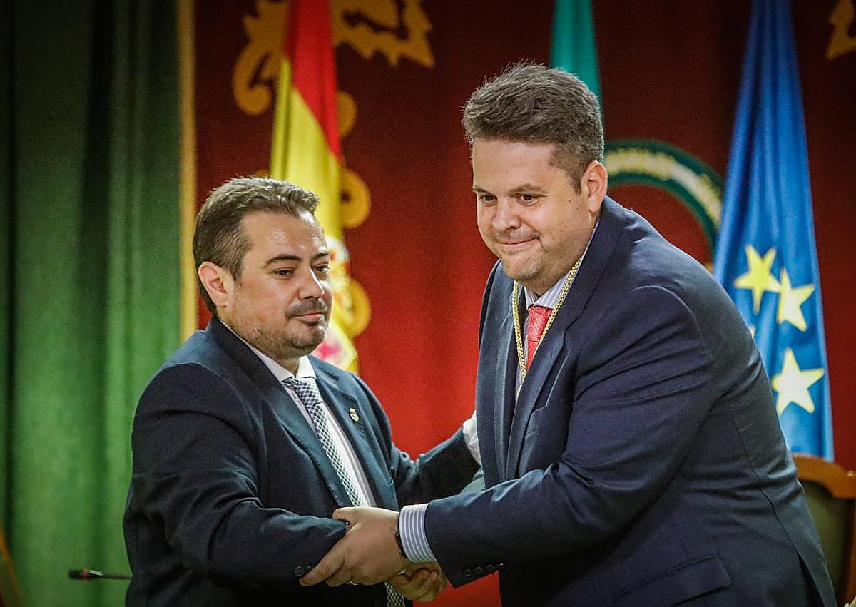 Imagen secundaria 1 - Imágenes del pleno de investidura de Julio Pérez como alcalde de Maracena, en junio. 