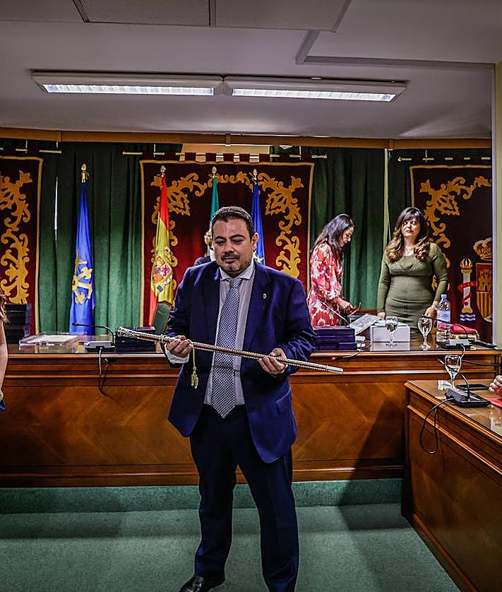 Imagen secundaria 2 - Imágenes del pleno de investidura de Julio Pérez como alcalde de Maracena, en junio. 