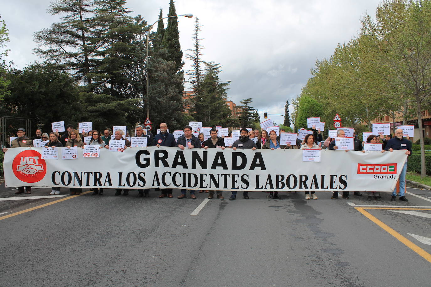 Delegados sindicales concentrados esta mañana para denunciar la muerte que quieren que se declare accidente laboral.