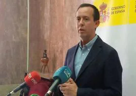 El subdelegado recuerda que los nuevos ambulatorios de Almería se van a pagar con fondos del Gobierno central