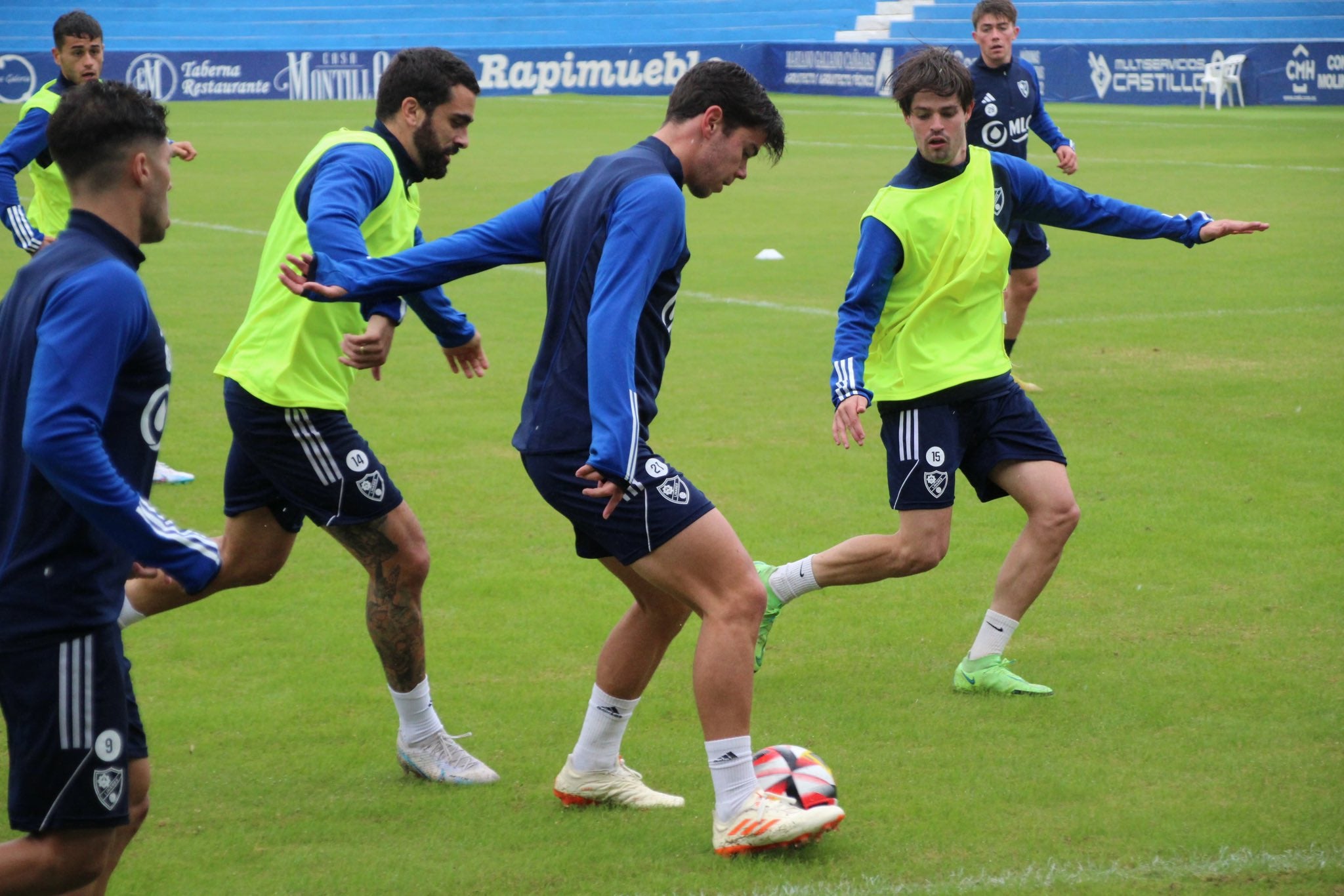 Rafa Llorente recibiendo la presión de Corral y Duarte durante un entrenamiento en Linarejos.