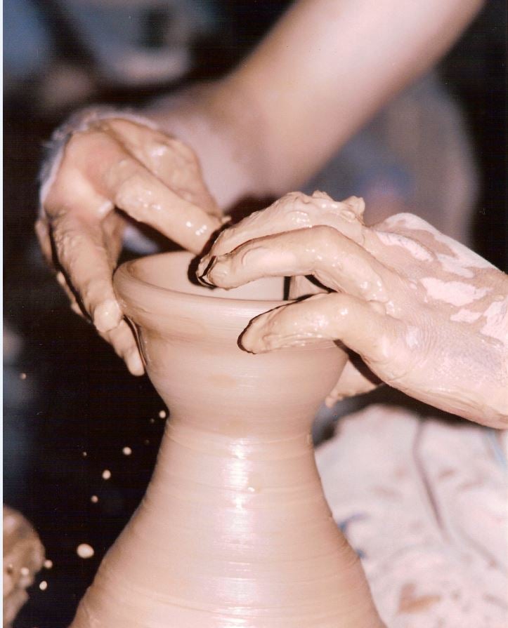 Pieza de cerámica en produción.