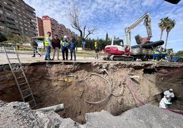 Visita a los trabajos que se realizan en el socavón de la avenida de Arjona.