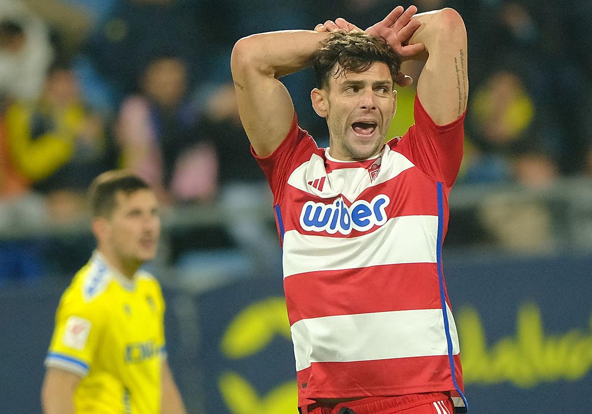 Lucas Boyé, con las manos en la cabeza durante el partido en Cádiz.