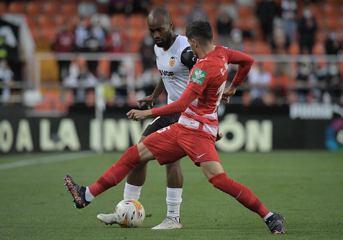 Dimitri Foulquier, durante su primer partido contra el Granada con el Valencia en 2022.