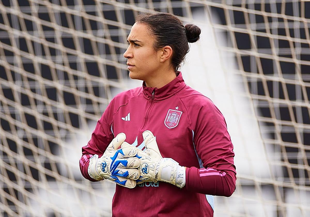 Sandra Estévez, portera del Granada, durante el entrenamiento con la Selección absoluta.