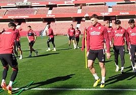 Myrto Uzuni, al fondo a la izquierda, y Lucas Boyé, a la derecha, en el entrenamiento de este miércoles.