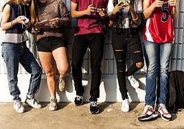 Adolescentes en el uso del móvil.