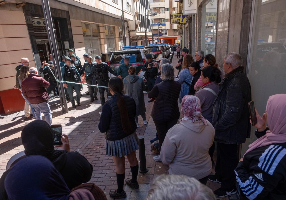 Despliegue de la Guardia Civil en Motril para registrar las propiedades de frutos Los Pisaos.