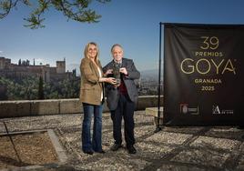 El presidente de la Academia, Fernando Méndez-Leite,, en el mirador de San Nicolás junto a Marifrán Carazo.