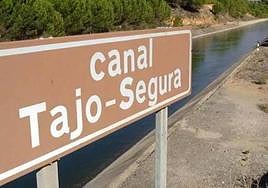 Varios miembros del Círculo por el Agua se concentran en defensa del Trasvase Tajo-Segura.