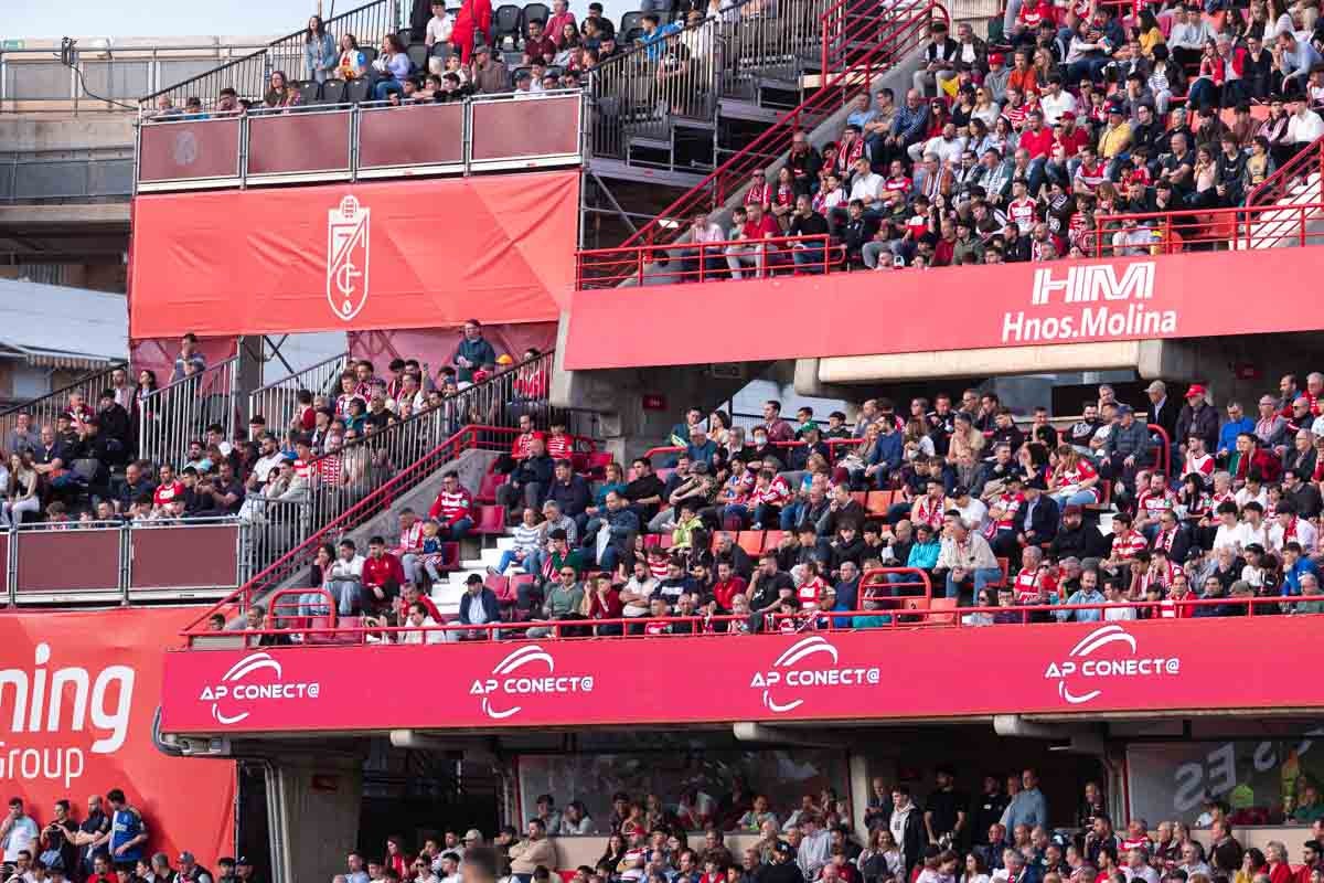 Encuéntrate en la grada en el partido entre Granada y Valencia