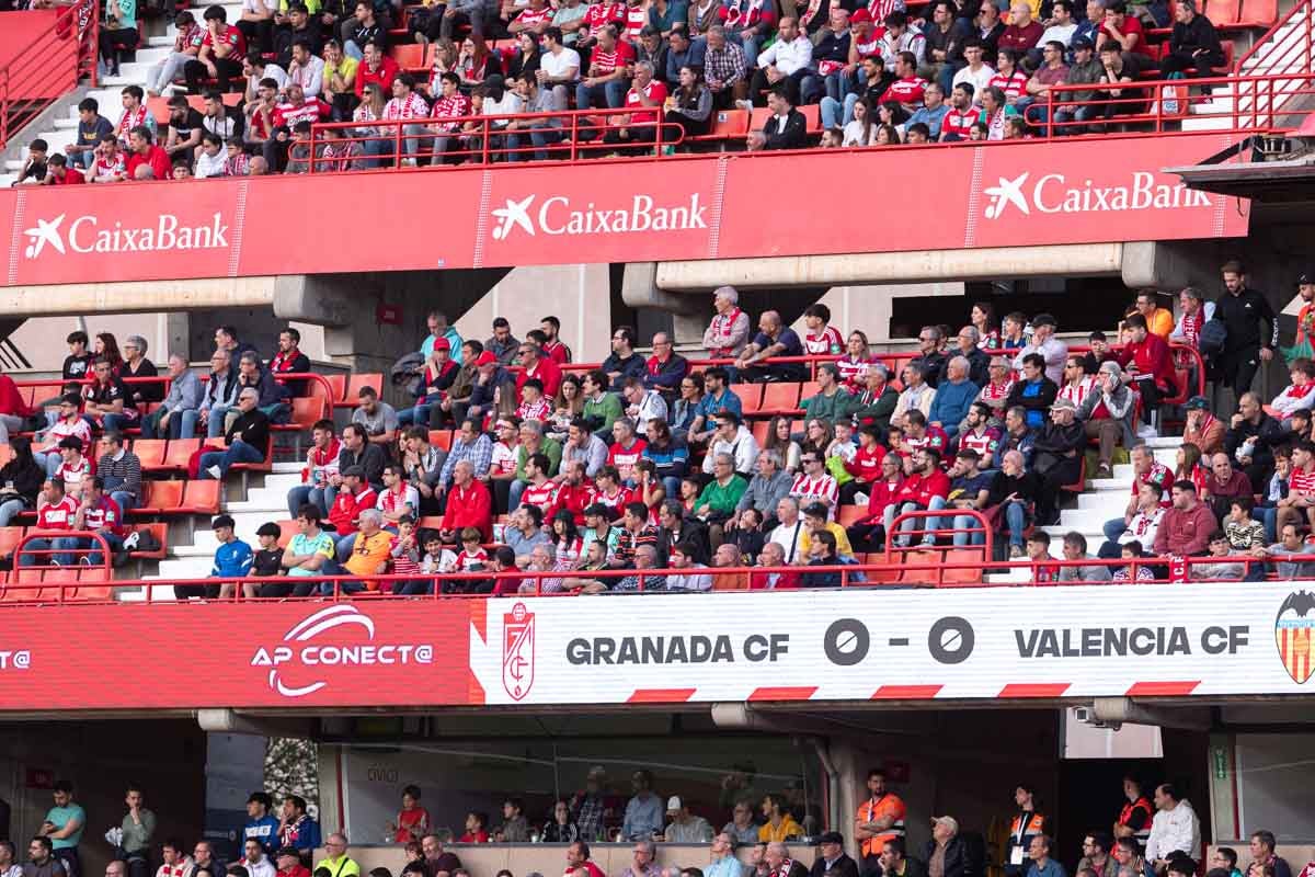 Encuéntrate en la grada en el partido entre Granada y Valencia