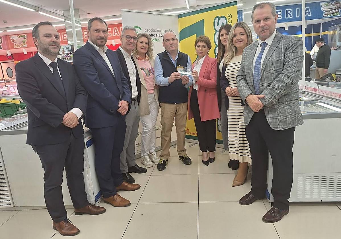 Autoridades, responsables del supermercado y de la AECC.