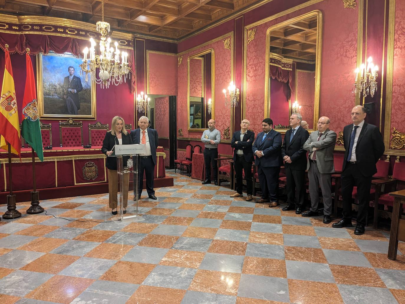 Responsables del Ayuntamiento, de la UGR y de Adia Lab, este jueves en el salón de plenos.