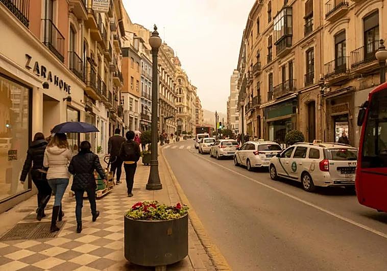 Una lengua de polvo del Sáhara llega a Andalucía con posibles 'lluvias de sangre'.