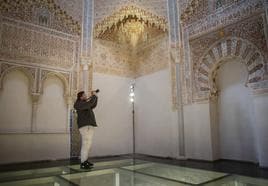 Un fotógrafo toma una imagen del oratorio del palacio de la Madraza.