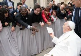 Momento en el que Francisco Javier Cova entrega la carta al Papa Francisco.
