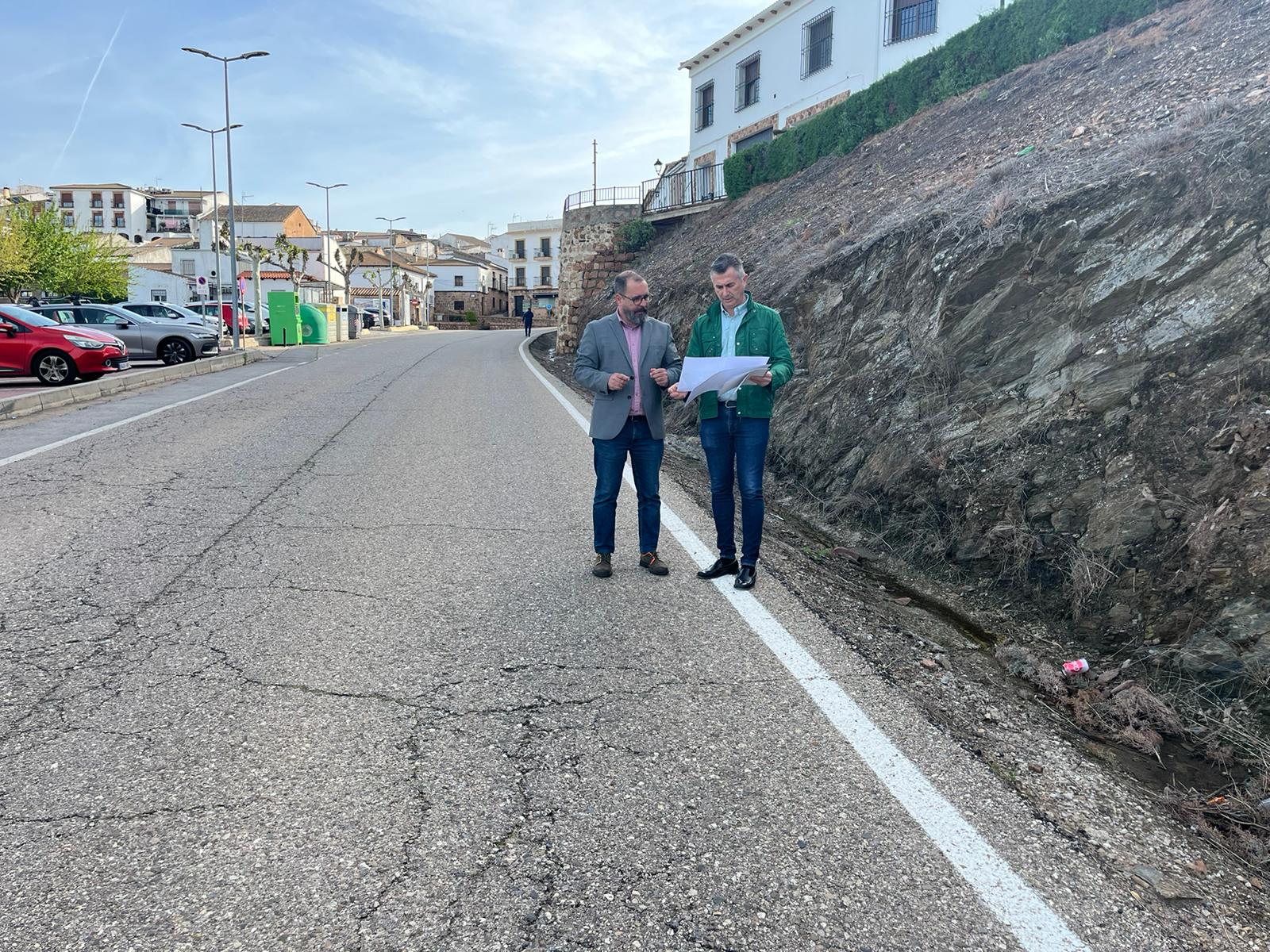 Lugar por donde transcurrirá el carril peatonal, que fue visitado por el diputado José Luis Agea y el alcalde Antonio Las Heras.