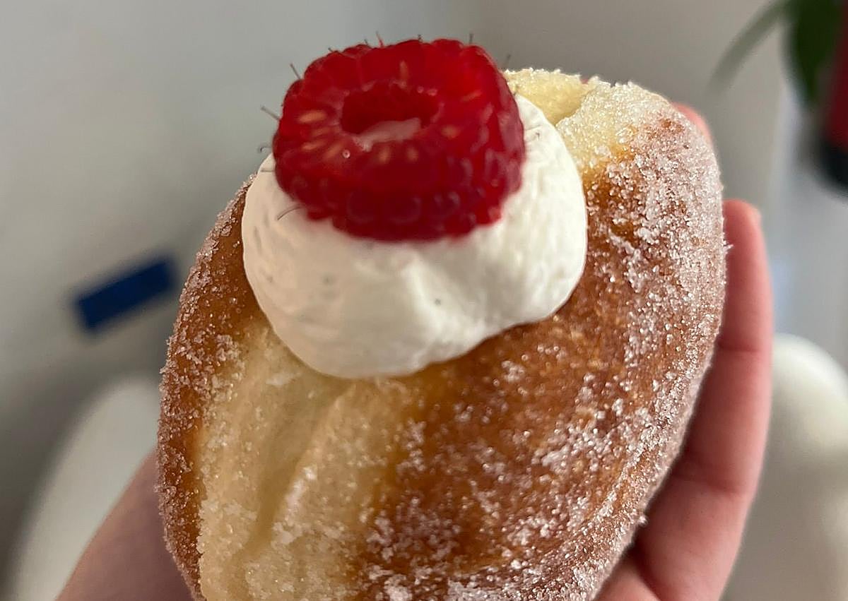 Imagen secundaria 1 - La pequeña tienda de Granada que arrasa con sus dónuts «de verdad»