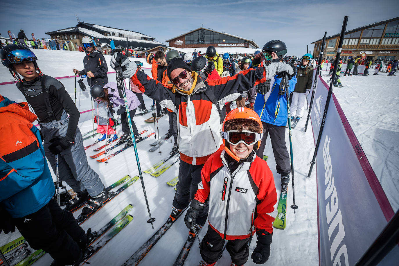 Esquiadores este viernes en Sierra Nevada, que vivirá todo un fin de semana apoteósico.