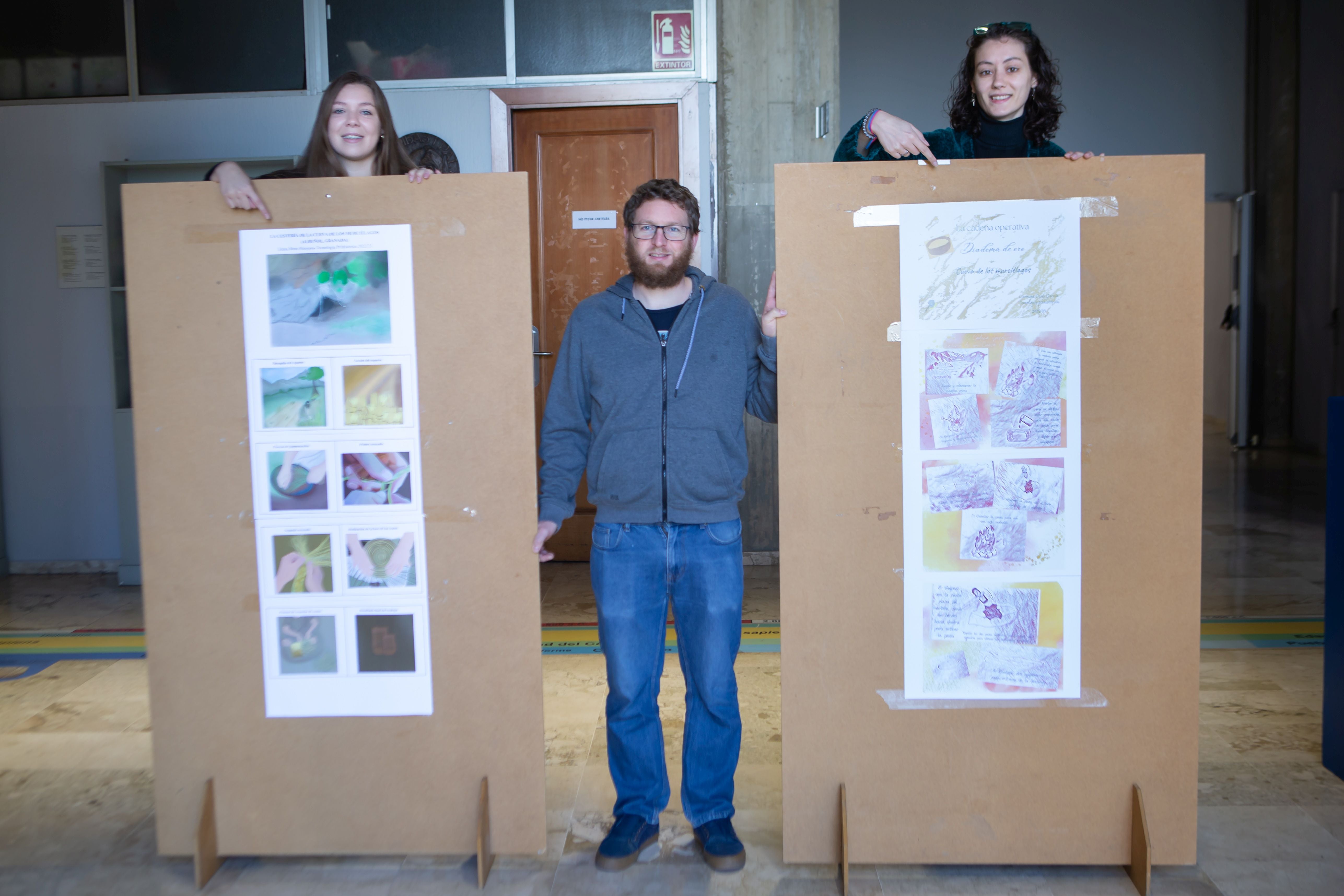 Aaron Lackinger junto a sus alumnas Elena Mora y Carmina Cano y sus comics.