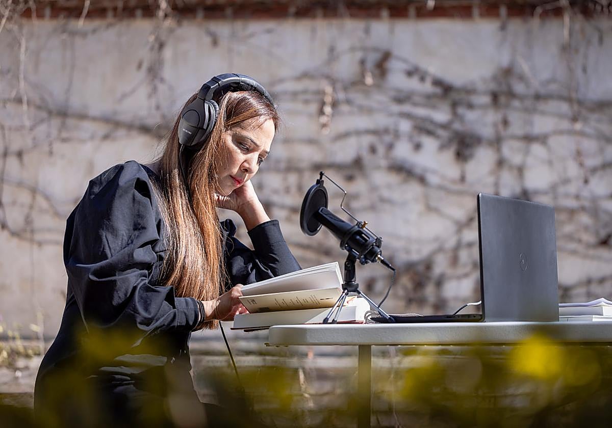 Anisha Mistry durante la grabación de su podcast 'Naugthy Bites'.