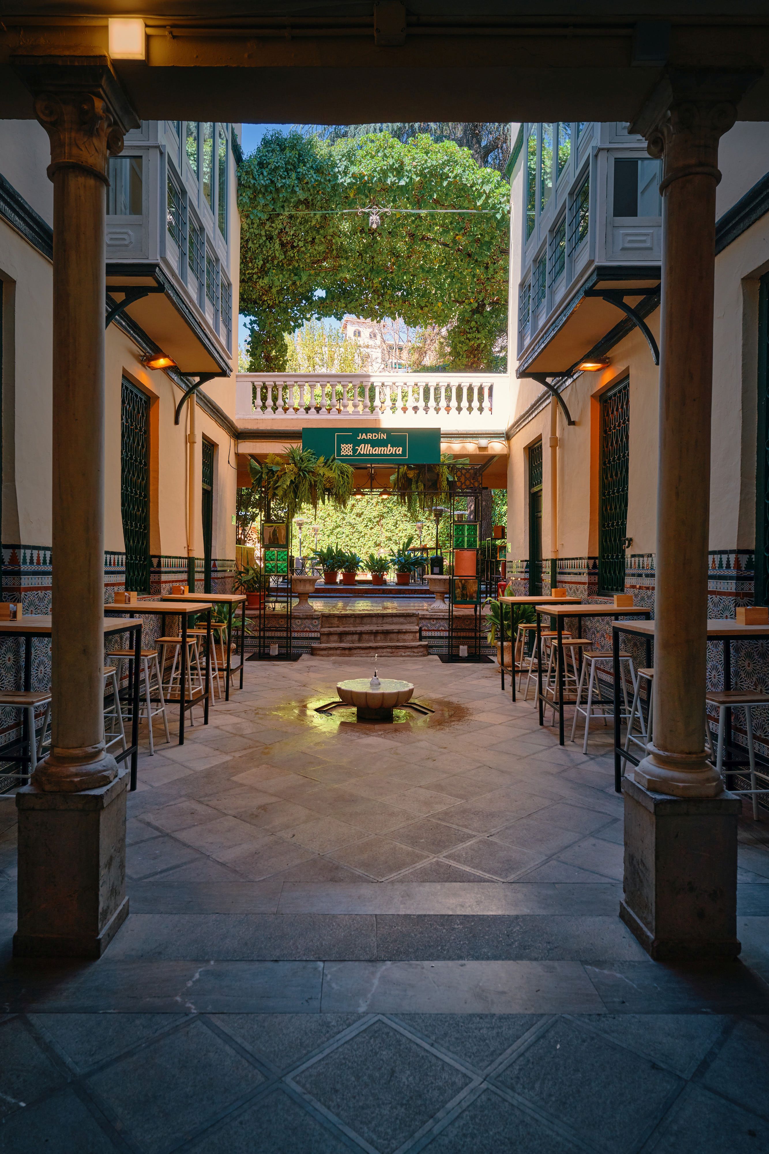 Así es Jardín Alhambra, el bar escondido en un palacete de Granada