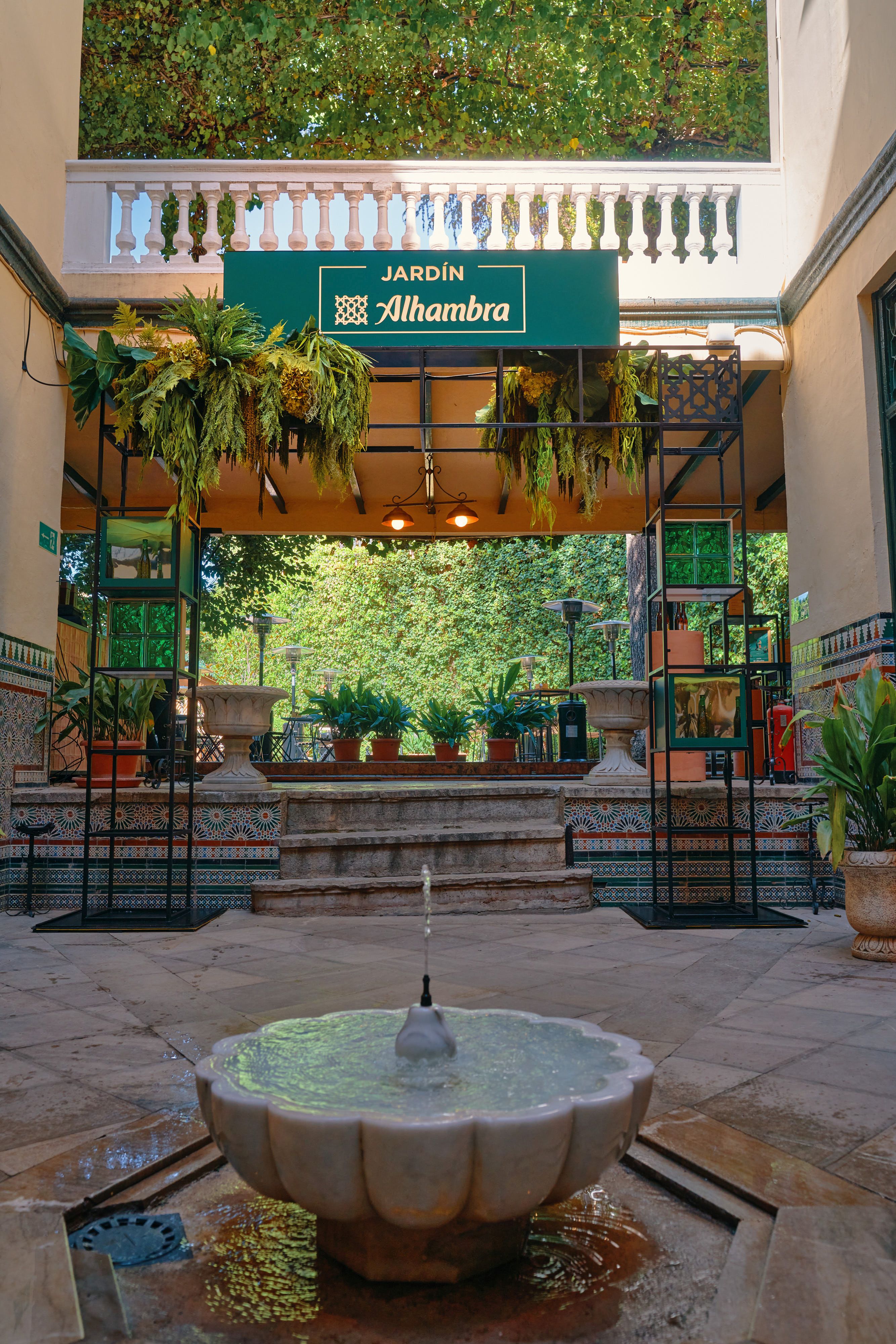 Así es Jardín Alhambra, el bar escondido en un palacete de Granada