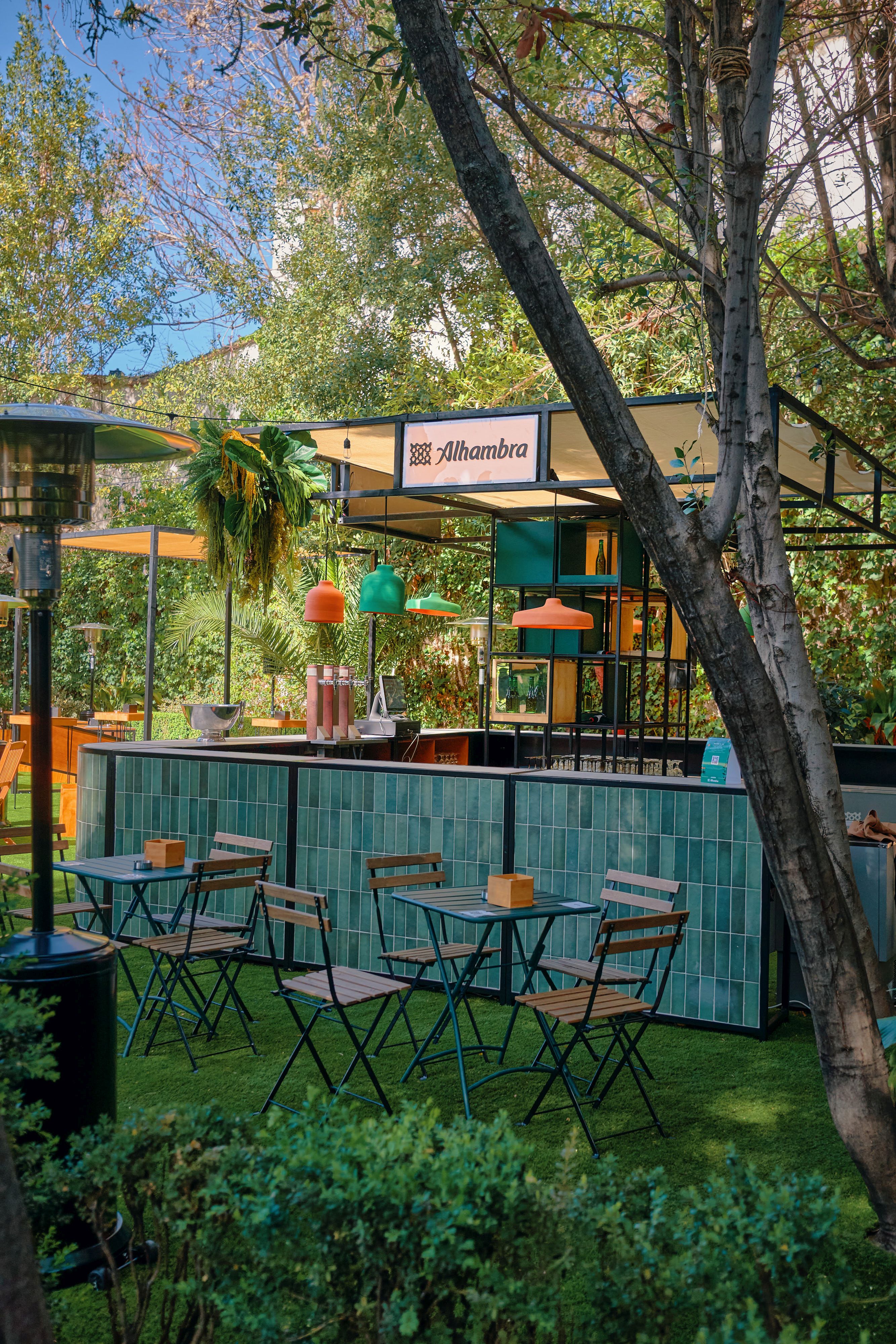 Así es Jardín Alhambra, el bar escondido en un palacete de Granada